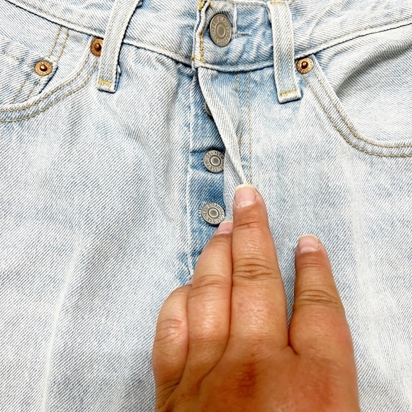 Levis Womens 501 Light Wash Floral Patch Distressed Mid Rise Denim Jeans Size 24 - Picture 6 of 10